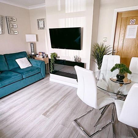 Entire 3-Bedroom Home In Oldham - Guest House ภายนอก รูปภาพ